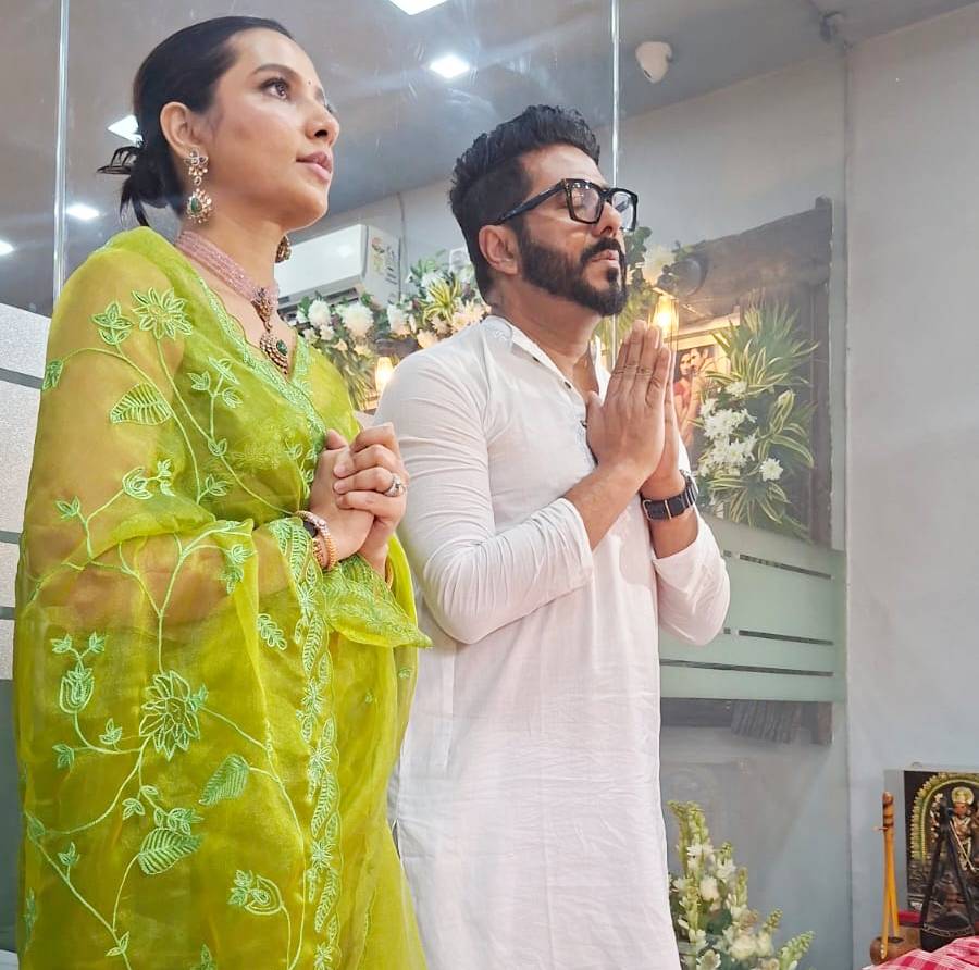 প্রযোজনা সংস্থার অফিসে শুভশ্রী গঙ্গোপাধ্যায়-রাজ চক্রবর্তী।