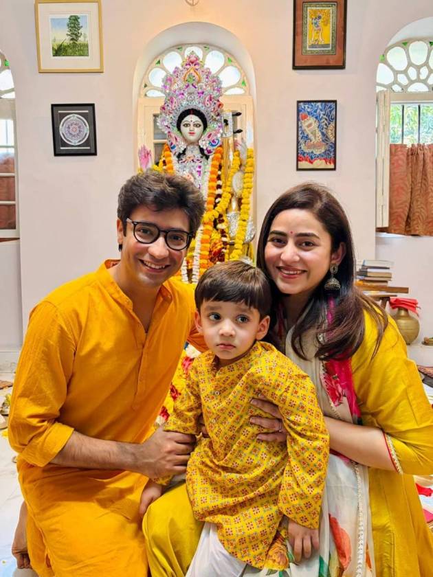 গৌরব চক্রবর্তী, ঋদ্ধিমা ঘোষ এবং তাঁদের একমাত্র পুত্র ধীর।