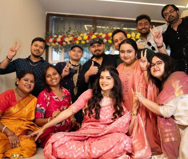 বিয়ের আনন্দে মাতোয়ারা মধুমিতা সরকার।