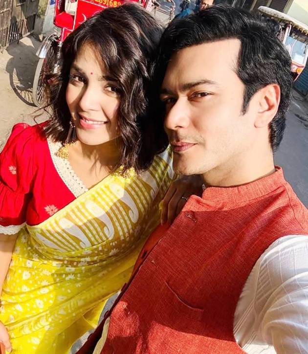 সস্ত্রীক অভিষেক বসু।