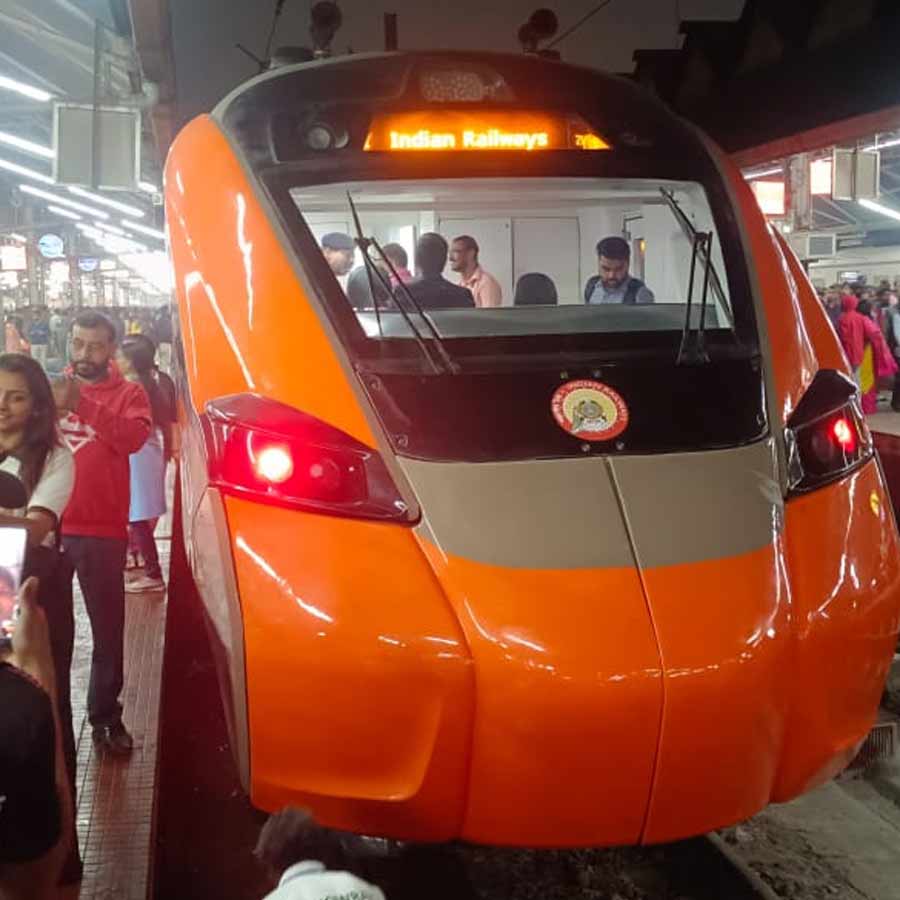 হাওড়া স্টেশনে বন্দে ভারত স্লিপার এক্সপ্রেস।