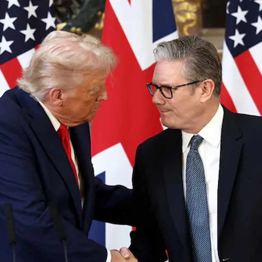 (বাঁ দিকে) আমেরিকার প্রেসিডেন্ট ডোনাল্ড ট্রাম্প এবং ব্রিটিশ প্রধানমন্ত্রী  কিয়র স্টার্মার (ডান দিকে)।