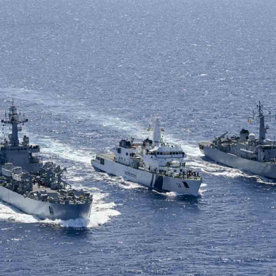 পশ্চিম এশিয়ার দিকে এগোচ্ছে মার্কিন নৌবহর।