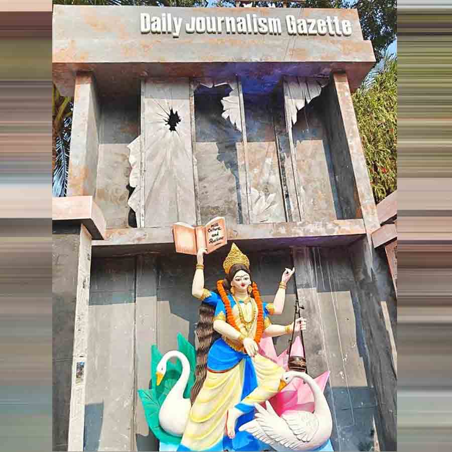 ঢাকা বিশ্ববিদ্যালয়ের জগন্নাথ হল প্রাঙ্গণে সাংবাদিকতা এবং গণযোগাযোগ বিভাগের সরস্বতী পুজোর মণ্ডপ। তাতে স্থান পেয়েছে সুফি সম্প্রদায়ের উপরে