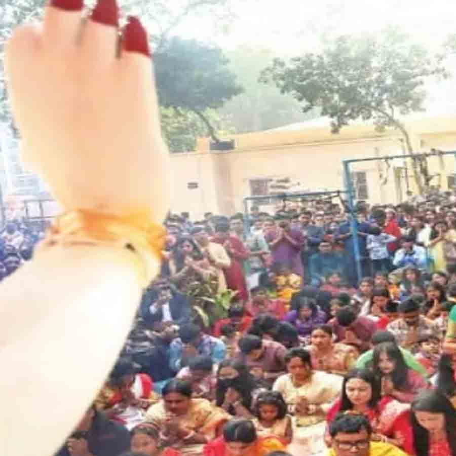 জগন্নাথ হলের একটি মণ্ডপে ছাত্রছাত্রীদের অঞ্জলি। শুক্রবার।