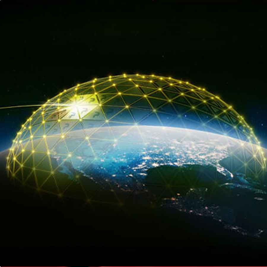 ‘ঠান্ডা যুদ্ধ’ অবসানের পর প্রকল্পটি অবশ্য স্থগিত করা হয়েছিল। রোনাল্ড যেখানে শেষ করেছিলেন সেখান থেকে নতুন করে ভাবনাচিন্তা শুরু করেন ট্রাম্প। ২০২৫ সালের মে মাসে প্রকল্পটি পুনরুজ্জীবিত করেন তিনি। মার্কিন প্রেসিডেন্টের দাবি ছিল বিশ্বের সেরা প্রতিরক্ষা ব্যবস্থা হতে চলেছে ‘গোল্ডেন ডোম’। ইজ়রায়েলি আয়রন ডোমের থেকে অনেক বেশি শক্তিশালী হবে আমেরিকার এই প্রতিরক্ষা বর্ম।