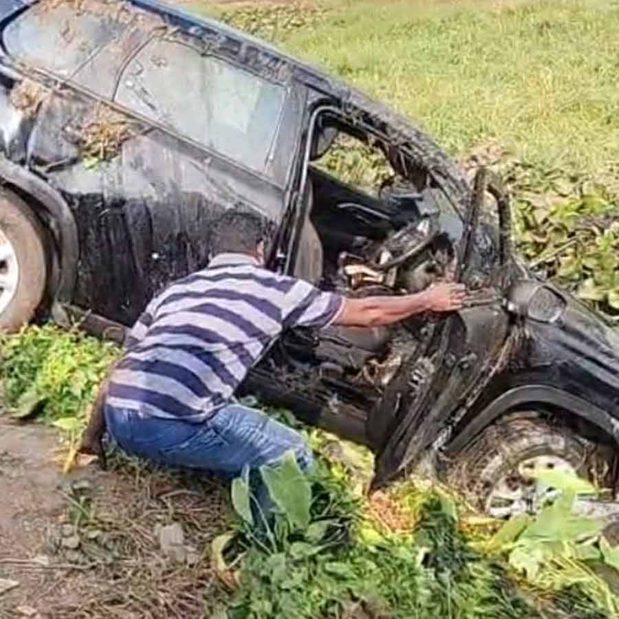 উদ্ধারকাজে স্থানীয়েরা।