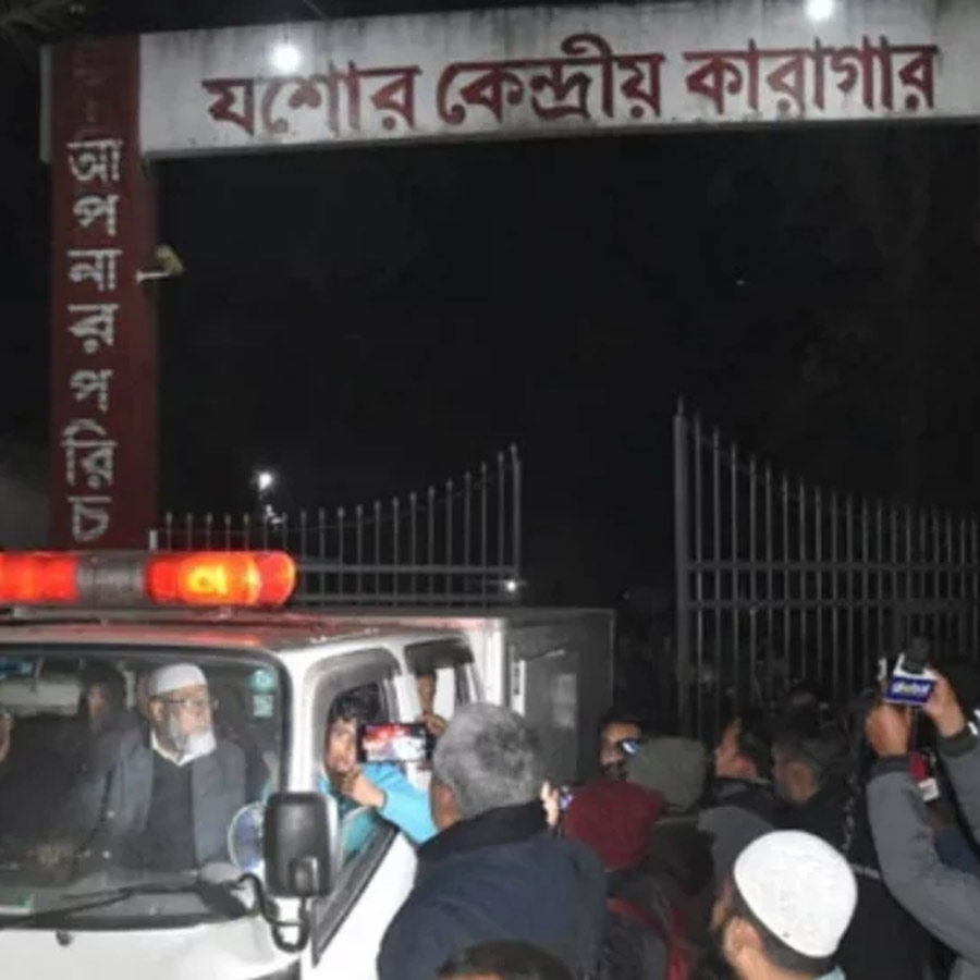 শনিবার বিকেলে স্ত্রী ও ন’মাসের সন্তানের মৃতদেহগুলি যশোর জেলা কেন্দ্রীয় কারাগারে নিয়ে যাওয়া হয়।