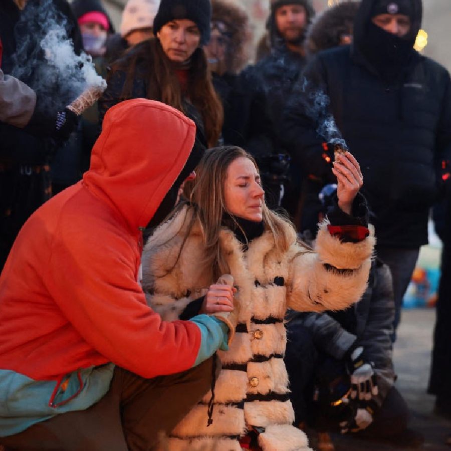 মিনেসোটার মিনিয়াপোলিসের রাস্তায় যুবকের মৃত্যুর পর আইসিই বিরোধী বিক্ষোভ।