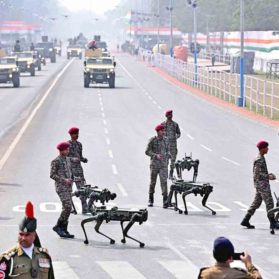 অনুশীলন: প্রজাতন্ত্র দিবসের আগে রেড রোডে কুচকাওয়াজের মহড়া। শনিবার।