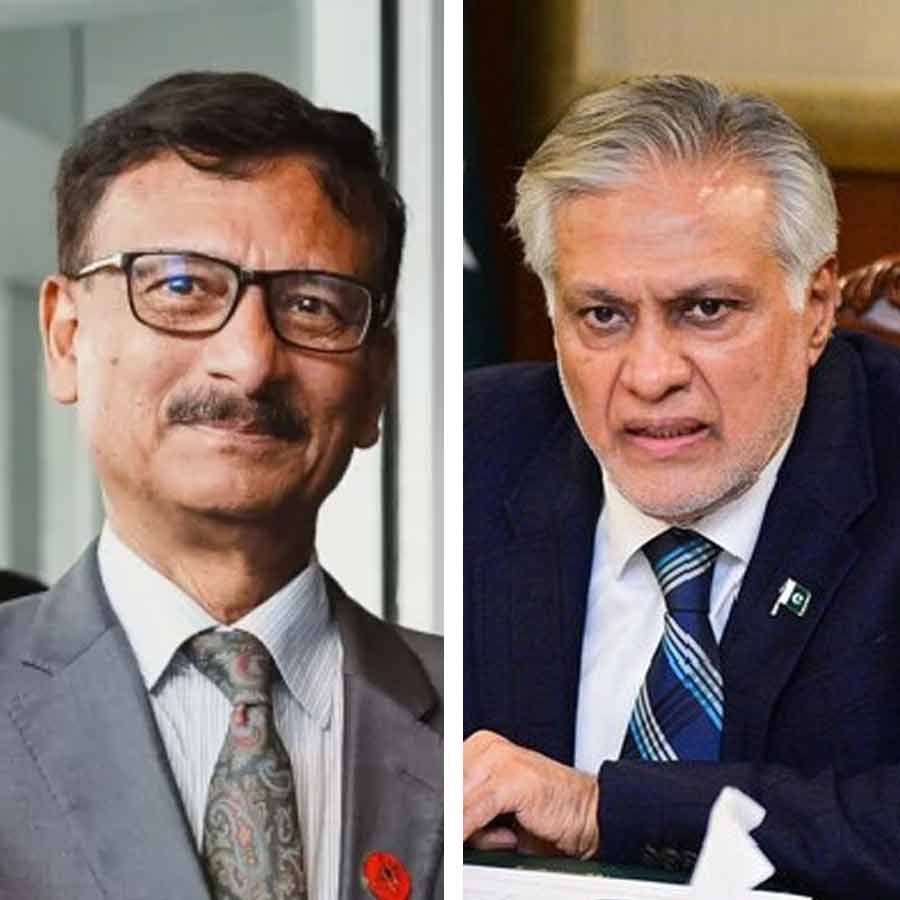 (বাঁ দিকে) বাংলাদেশের অন্তর্বর্তী সরকারের বিদেশ মন্ত্রকের উপদেষ্টা মহম্মদ তৌহিদ হোসেন। পাকিস্তানের বিদেশমন্ত্রী ইশাক দার (ডান দিকে)।