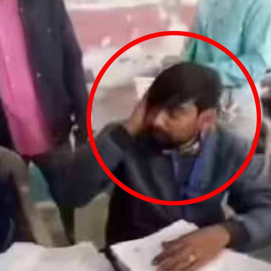 মাইক্রো অবজার্ভারকে শারীরিক হেনস্থা বিডিও অফিসে।