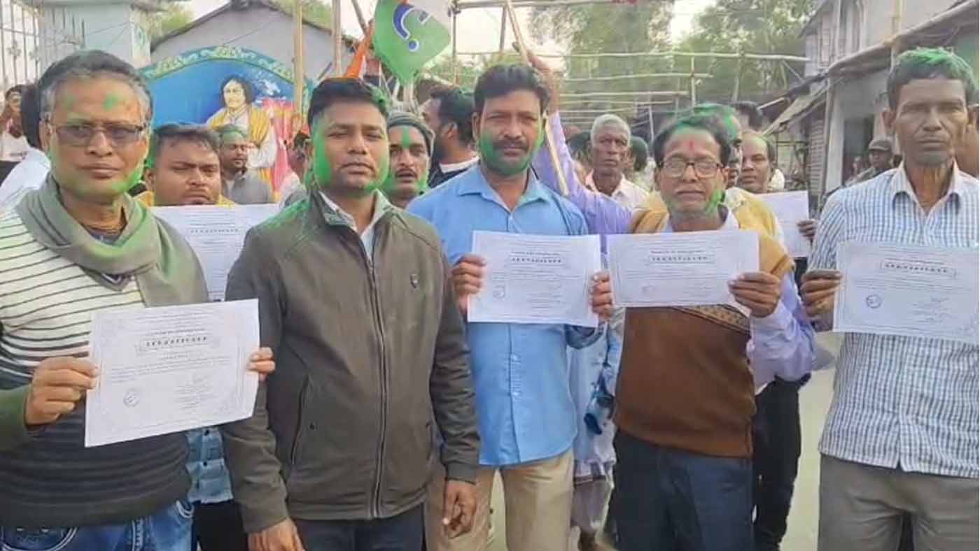 জয়ের শংসাপত্র হাতে প্রার্থীরা। 