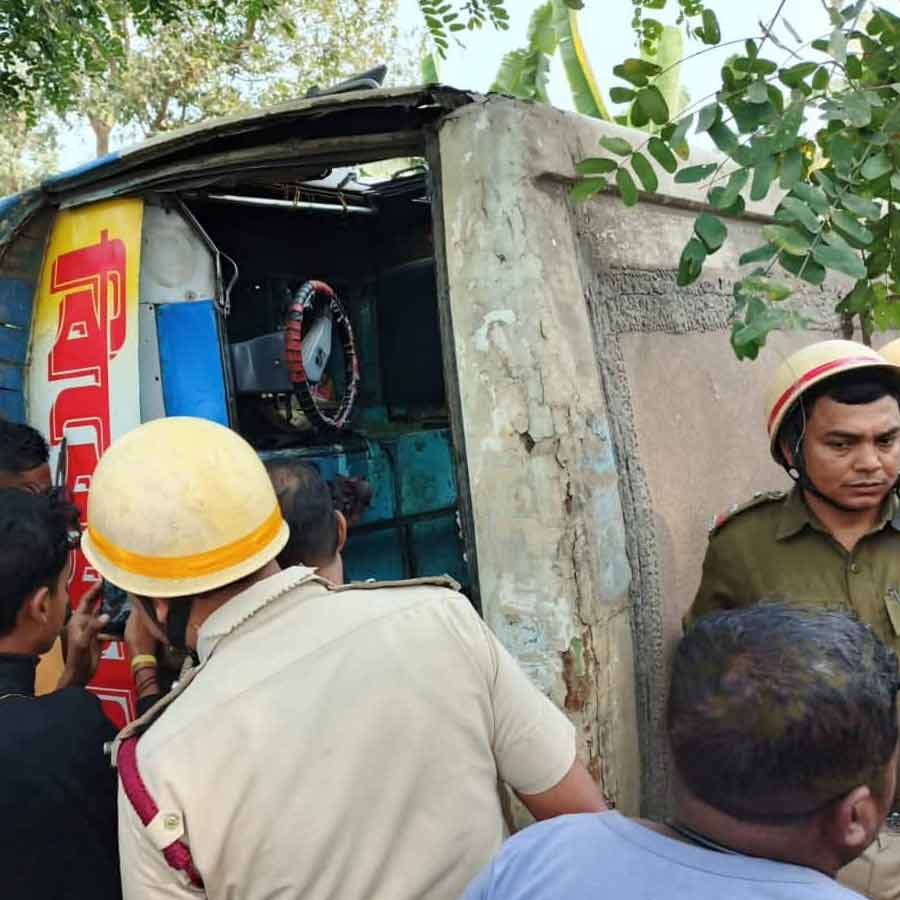 উদ্ধারকাজে পুলিশ।