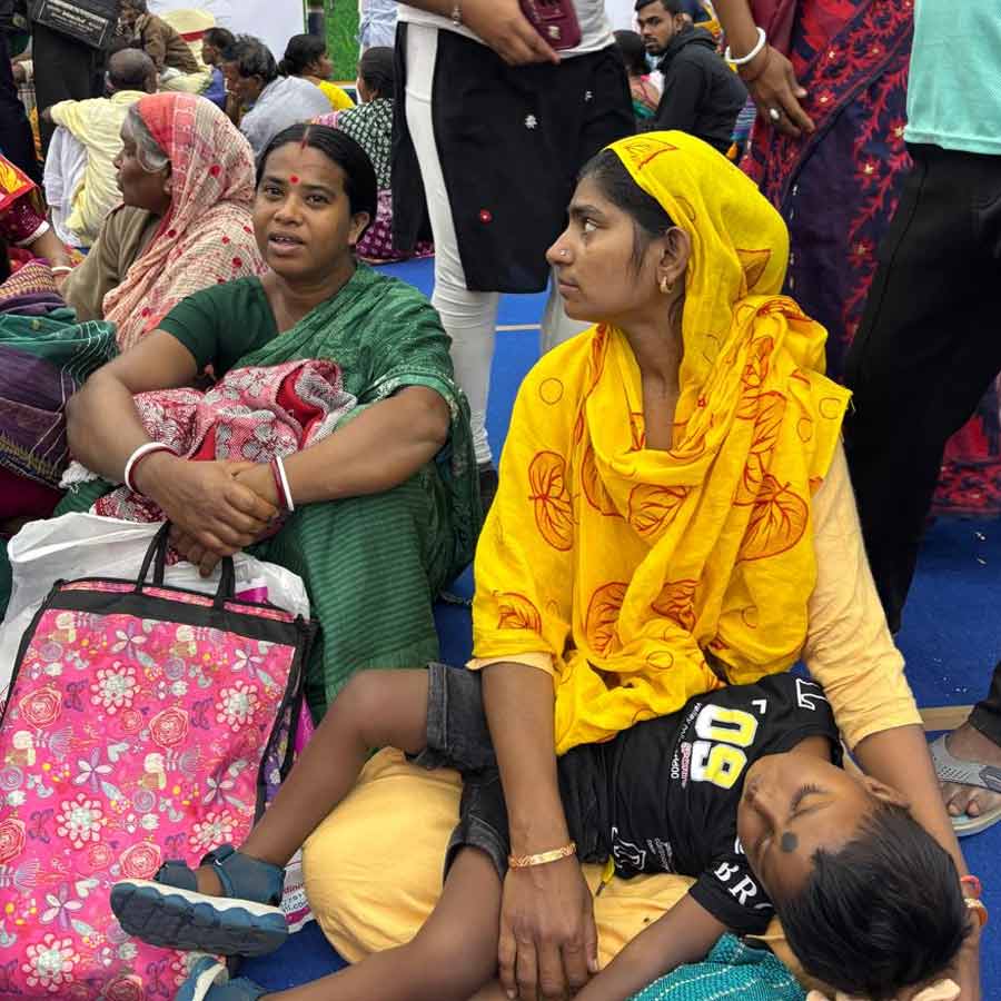 রবিবার নন্দীগ্রামের সেবাশ্রয় শিবিরে দীপিকা মাইতি (পরনে সবুজ শাড়ি) এবং তাঁর পাশে সন্তান কোলে রোজিনা বিবি।