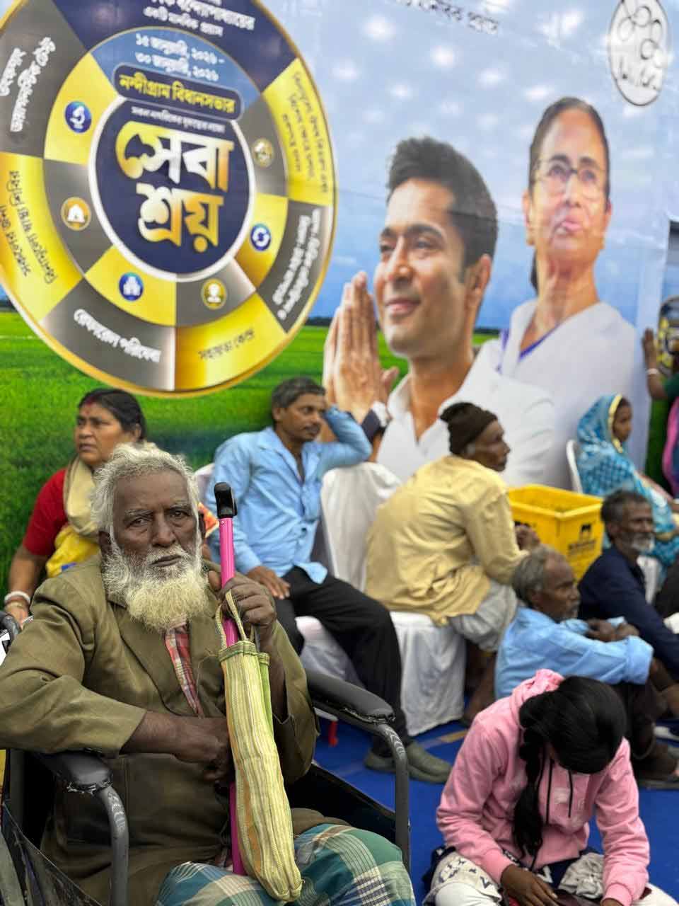 নন্দীগ্রামে সেবাশ্রয় শিবিরে অপেক্ষায় স্বাস্থ্য পরিষেবা নিতে আসা প্রৌঢ়।