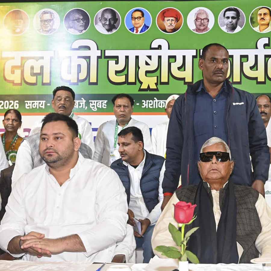 আরজেডি-র জাতীয় কার্যনির্বাহী বৈঠকে তেজস্বী যাদব (বাঁ দিকে) এবং লালুপ্রসাদ যাদব।