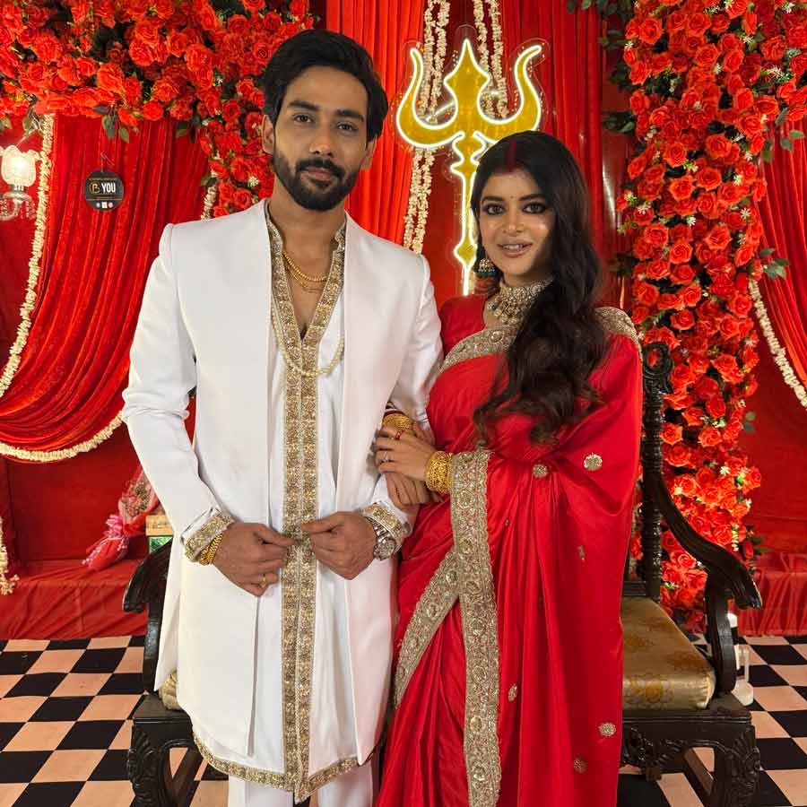 দেবমাল্য চক্রবর্তী, মধুমিতা চক্রবর্তীর প্রীতিভোজের আয়োজন।