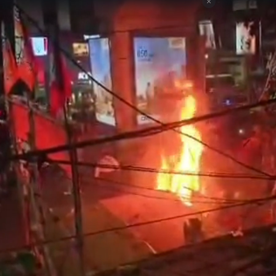 বিবার সন্ধ্যায় কার্যত রণক্ষেত্রের চেহারা নিল বেহালার সখেরবাজার এলাকা।