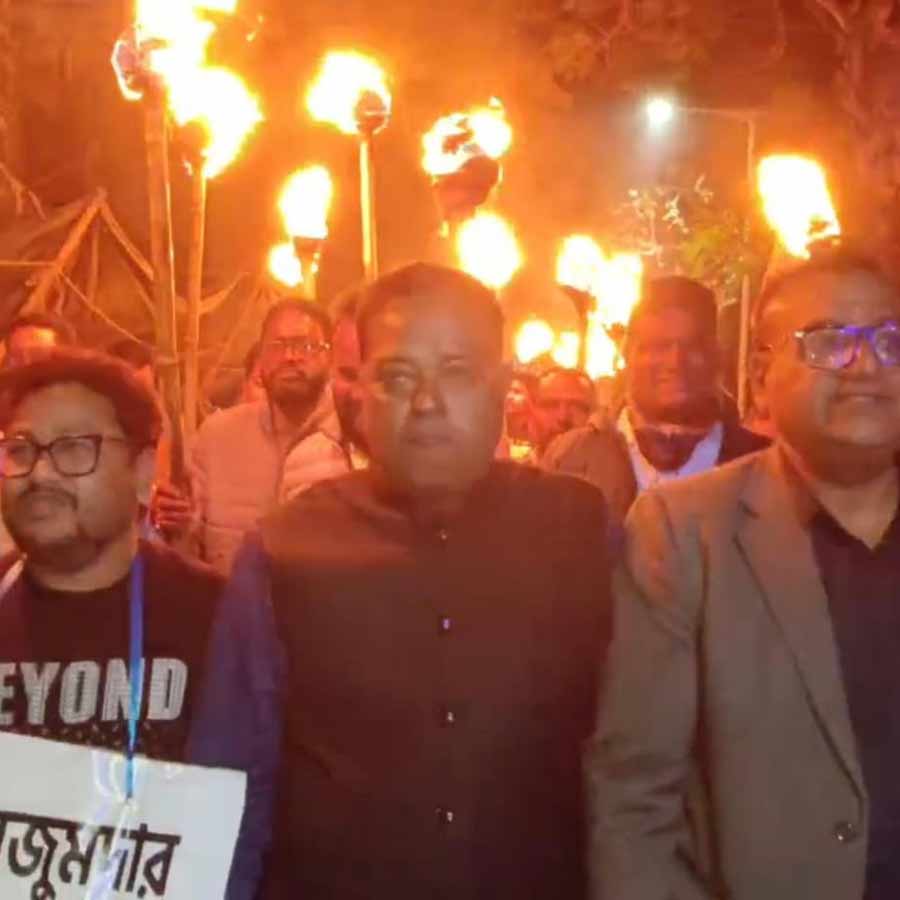 মশাল মিছিল করে প্রতিবাদ।