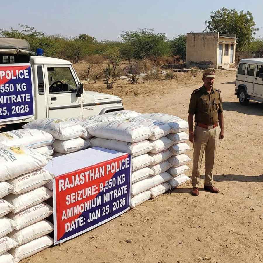 রাজস্থান পুলিশের অভিযানে উদ্ধার বস্তা বস্তা বিস্ফোরক পদার্থ।