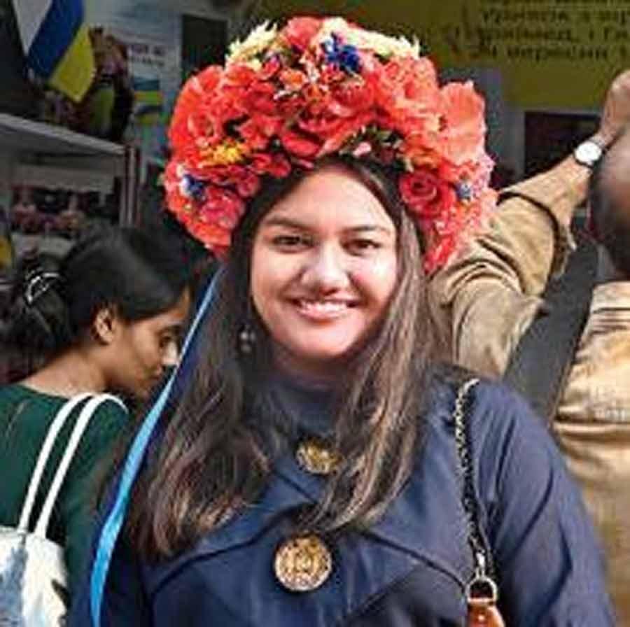 স্কুলছাত্রী আন্দ্রিতা মহানন্দ রবিবার, বইমেলায়। 