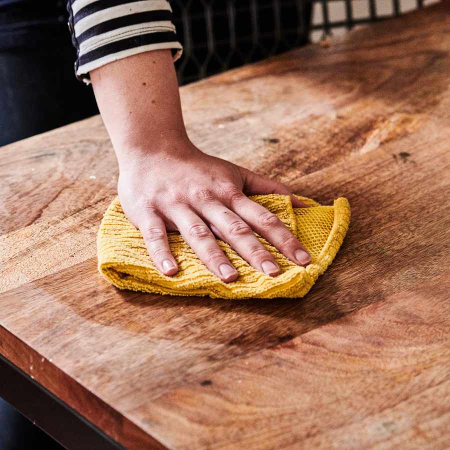 বাড়ি ছাড়ার সময় পকেটে ছিল মাত্র ৩৫ টাকা। নামমাত্র টাকায় দিন গুজরান সম্ভব ছিল না তাঁর। উপায় না পেয়ে রাস্তার ধারের হোটেলে টেবিল মোছার কাজ শুরু করেন তিনি।