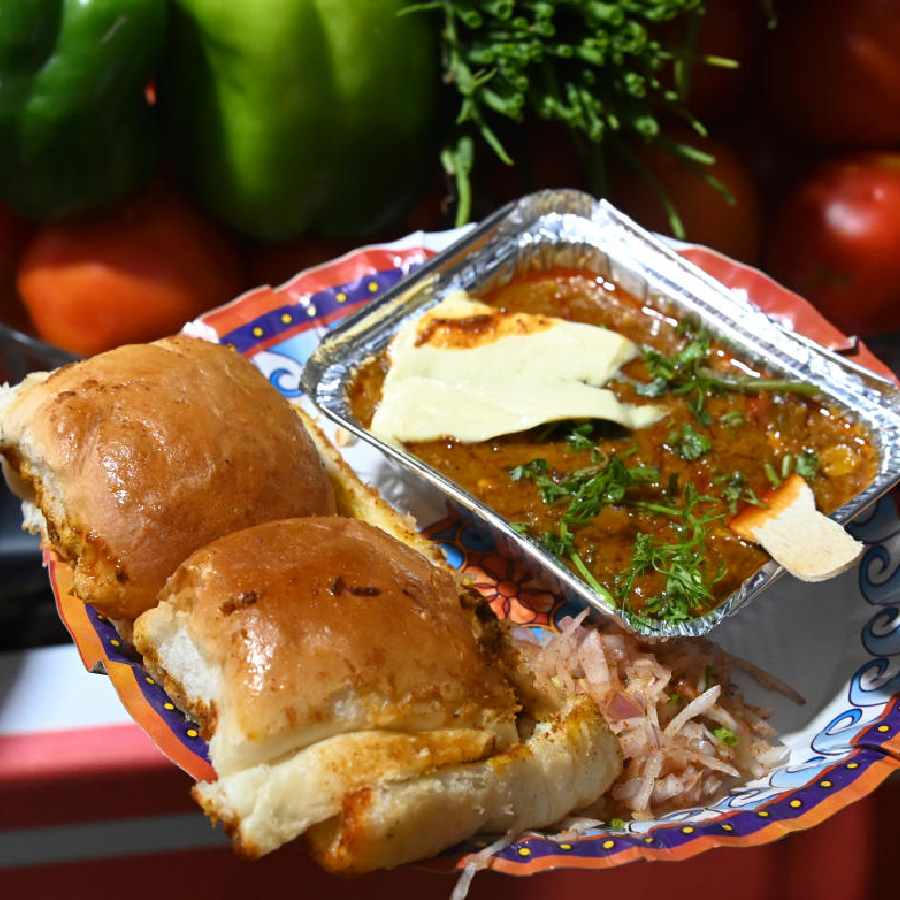 আইসক্রিমের পাশাপাশি পাও ভাজি বিক্রি করতে শুরু করেন নারায়ণ। রাতারাতি তাঁর রোজগারের পরিমাণ বেড়ে যায়। ক্রেতার সংখ্যাও বাড়তে থাকে। 