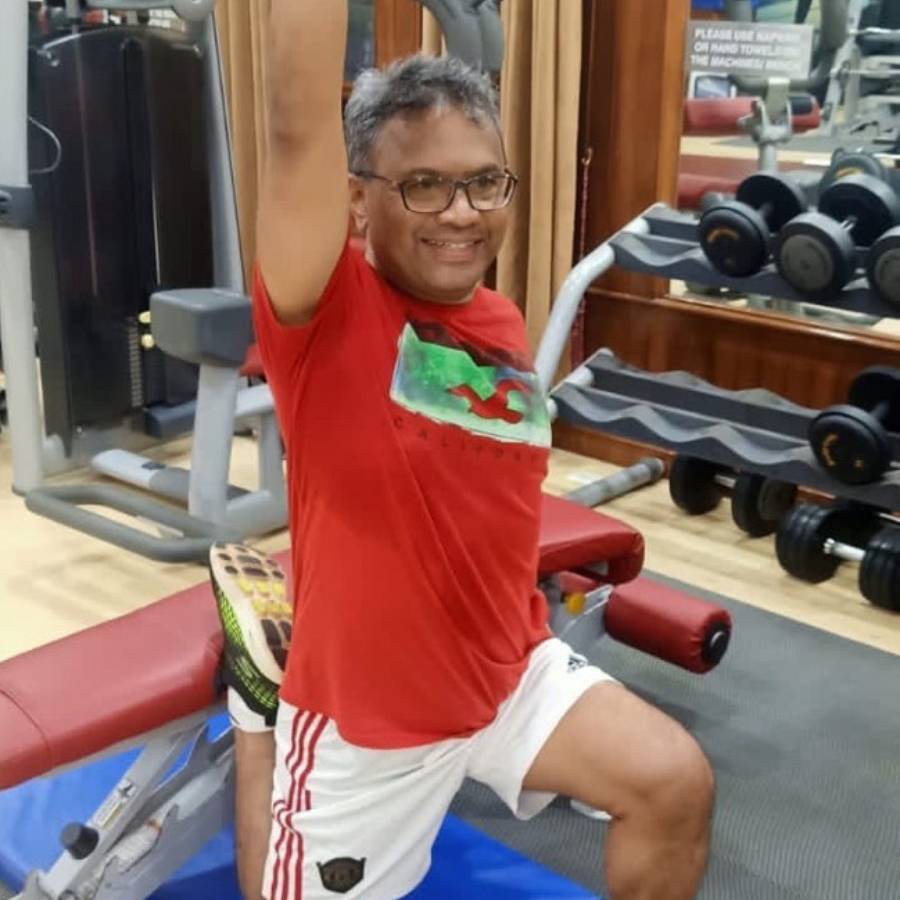 সংবাদমাধ্যম সূত্রে খবর, রেস্তরাঁ থেকে বার্ষিক ৭৫ কোটি টাকা আয় করেন নারায়ণ। এর পাশাপাশি আতিথেয়তা বিষয়ক পরিষেবা সংস্থাও গড়ে তুলেছেন তিনি।