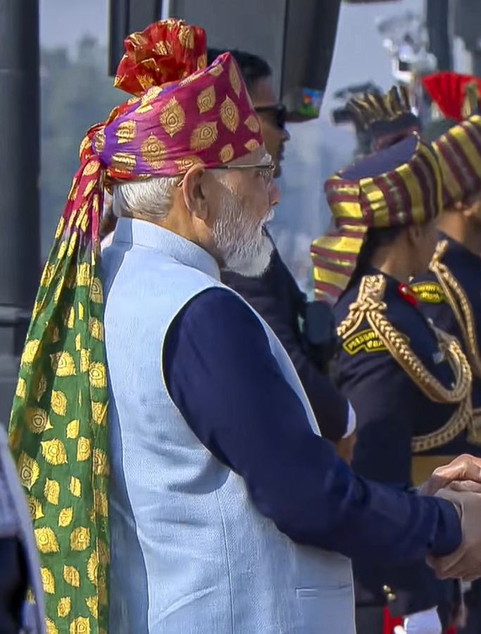 মোদীর রেশমের পাগড়িতে সোনালি রঙের ময়ূরের পালকের নকশা। 