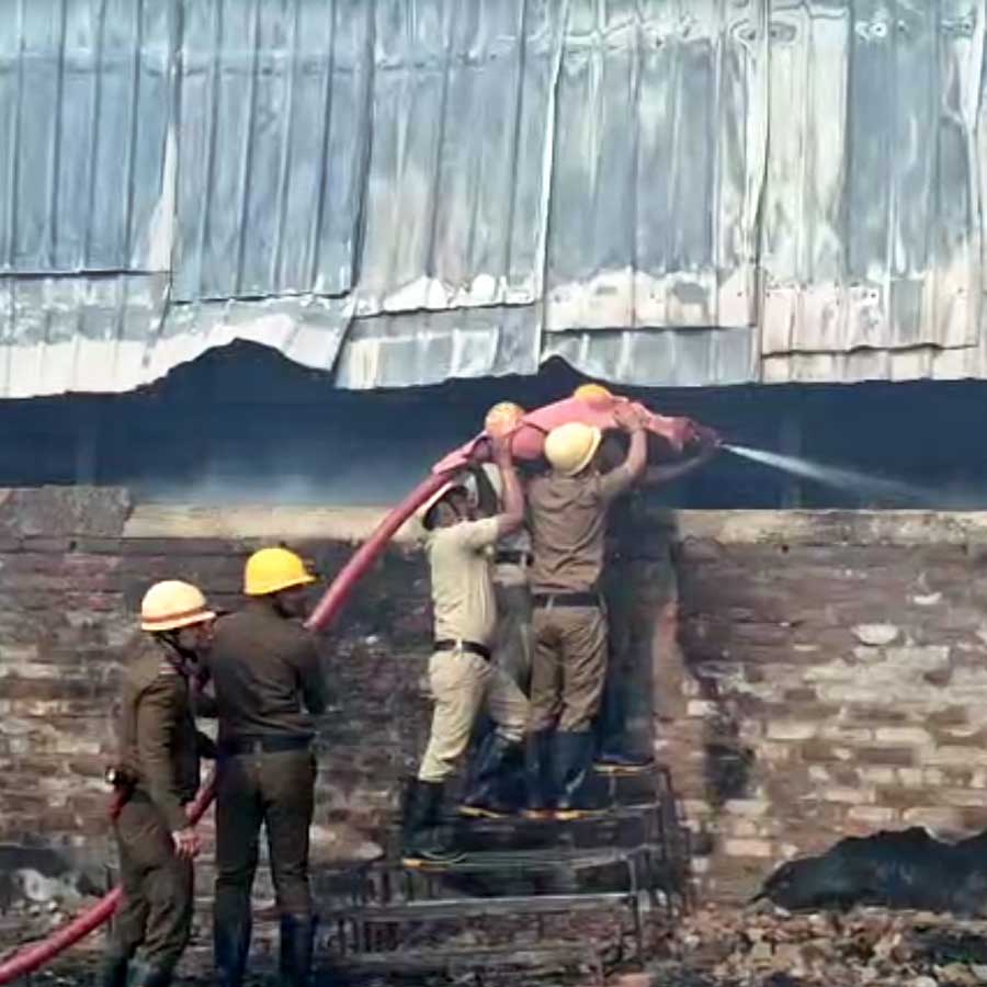 আনন্দপুরের গুদামে আগুন নেবানোর চেষ্টায় দমকল।