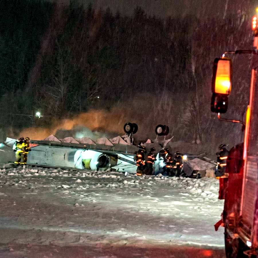 মেন প্রদেশের বাঙ্গোর বিমানবন্দরে ভেঙে পড়ল যাত্রিবাহী বিমান।