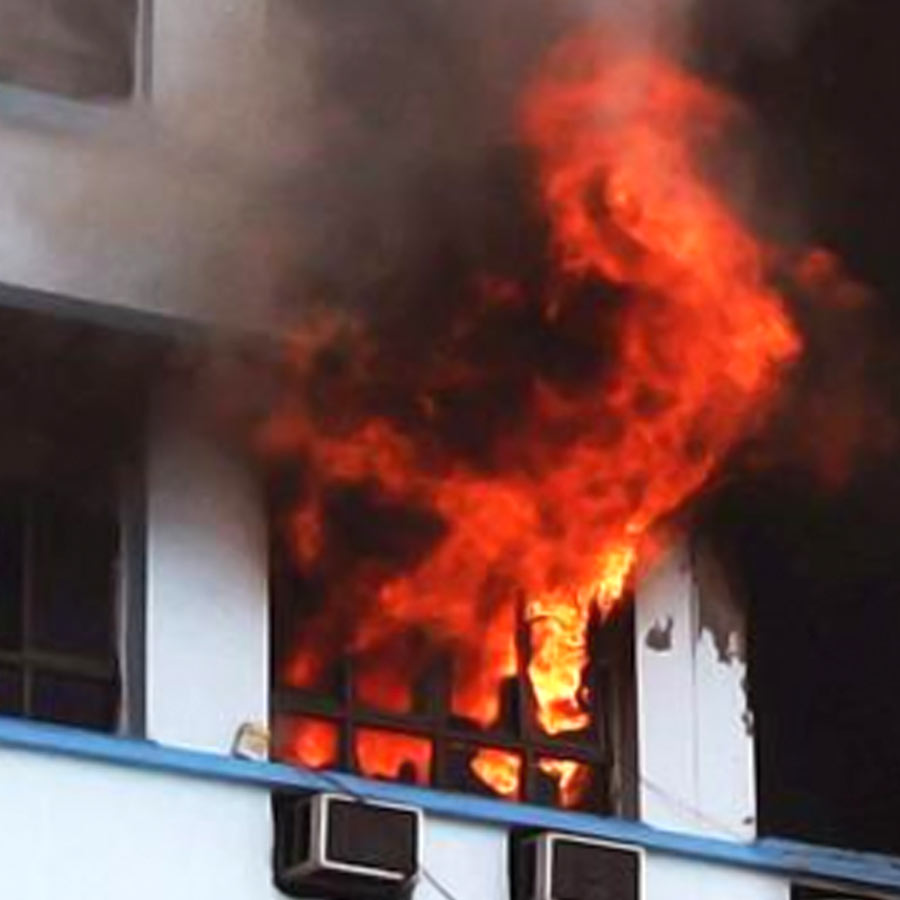 Fire breaks out at a building in Kolkata dgtl