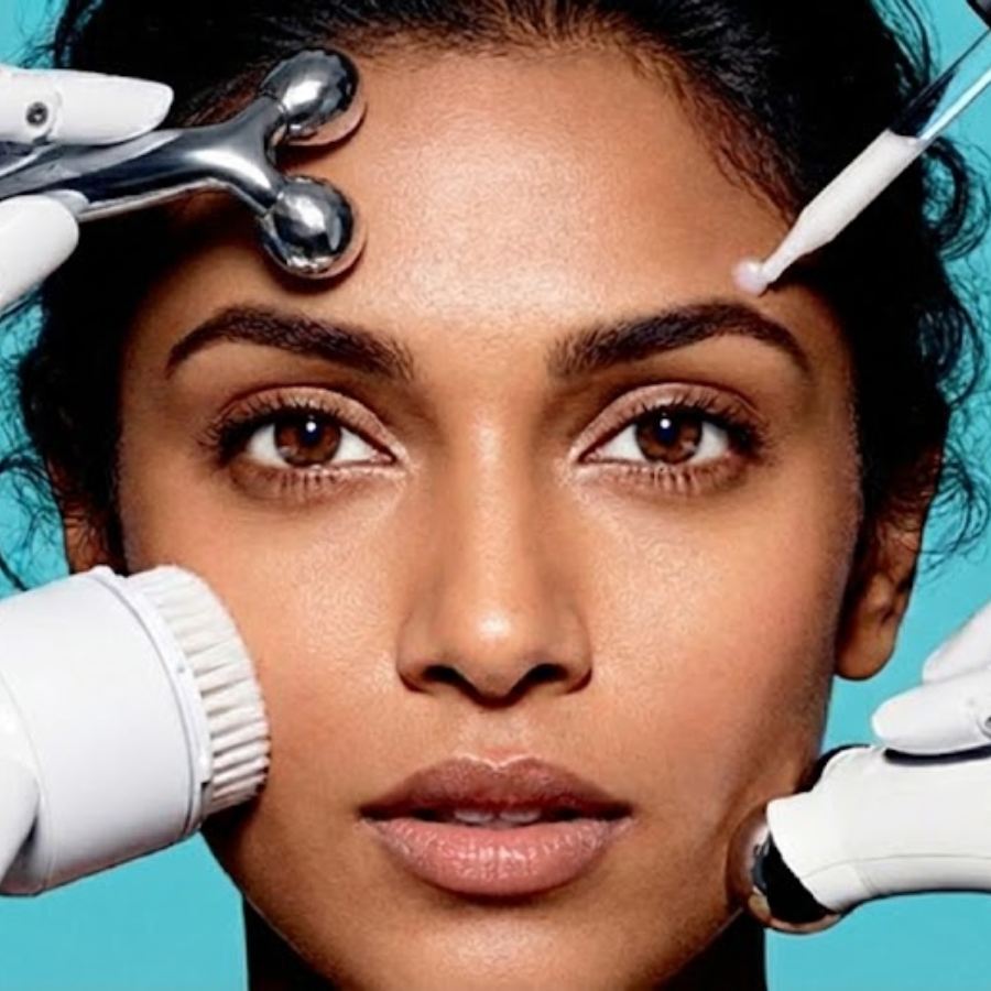 প্রযুক্তিনির্ভর যন্ত্র দিয়ে রূপচর্চা।