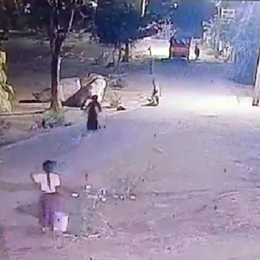 সিসি ক্যামেরায় ধরা পড়েছে দুর্ঘটনা।