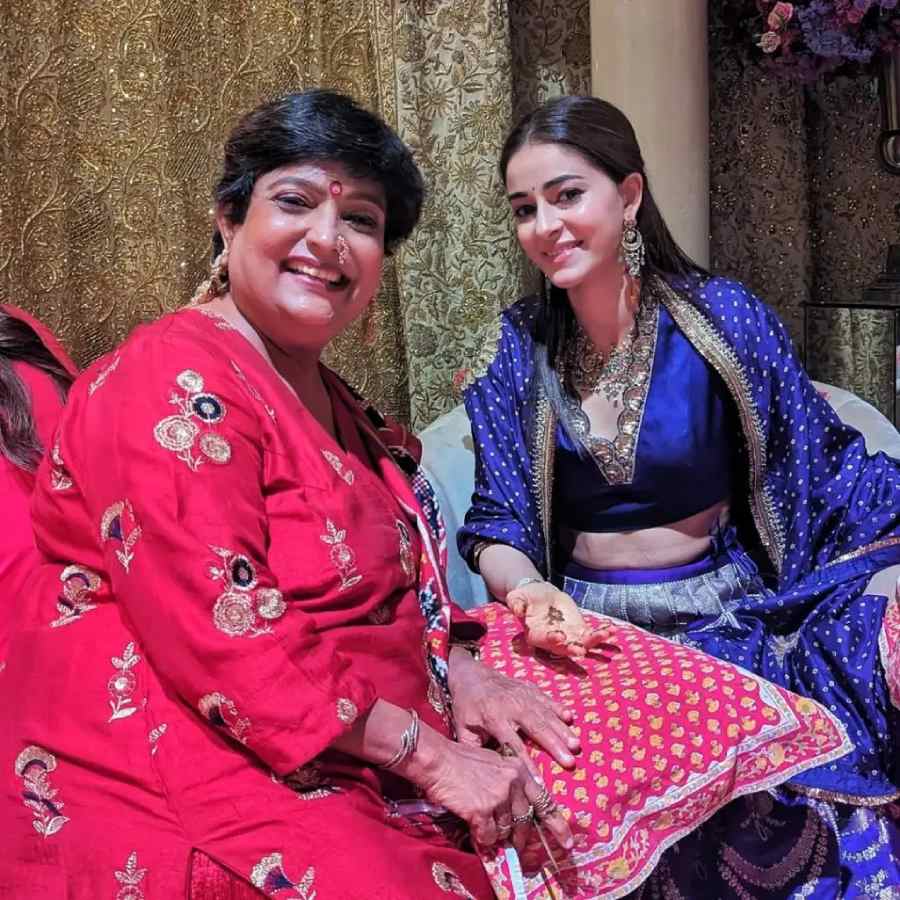 অনন্যা পাণ্ডেকে মেহন্দি পরাচ্ছেন বীণা।