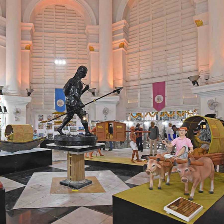 খবরের বোঝা কাঁধে রানার ছুটে চলে। 