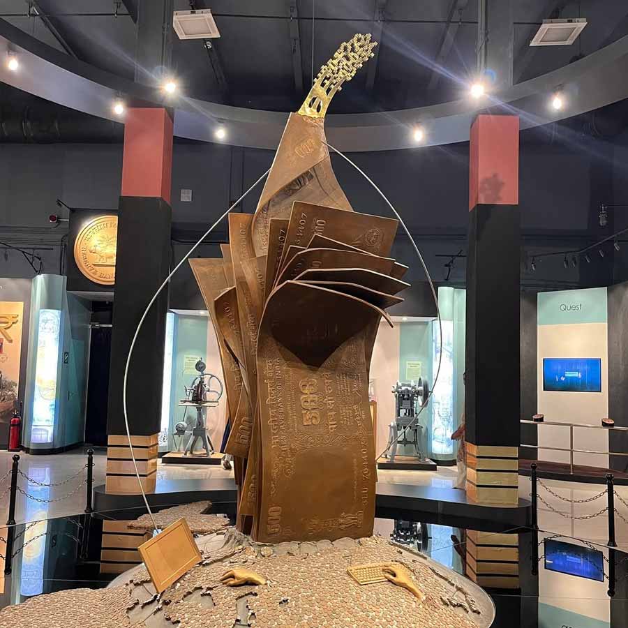 নোটের ইন্সটলেশন শোভা পাচ্ছে এখানে।