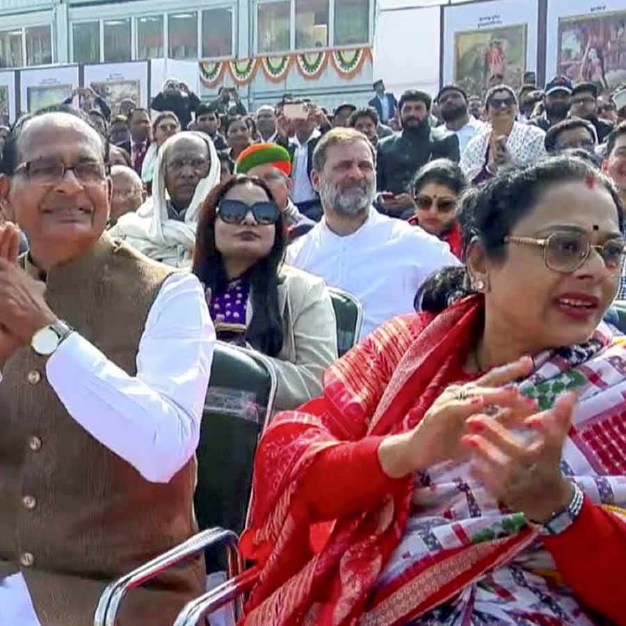 সাধারণতন্ত্র দিবসের অনুষ্ঠানে তৃতীয় সারিতে রাহুল গান্ধী। তাঁর একেবারে সামনের সারিতে (বাঁ দিকে) কেন্দ্রীয় মন্ত্রী শিবরাজ সিংহ চৌহান।