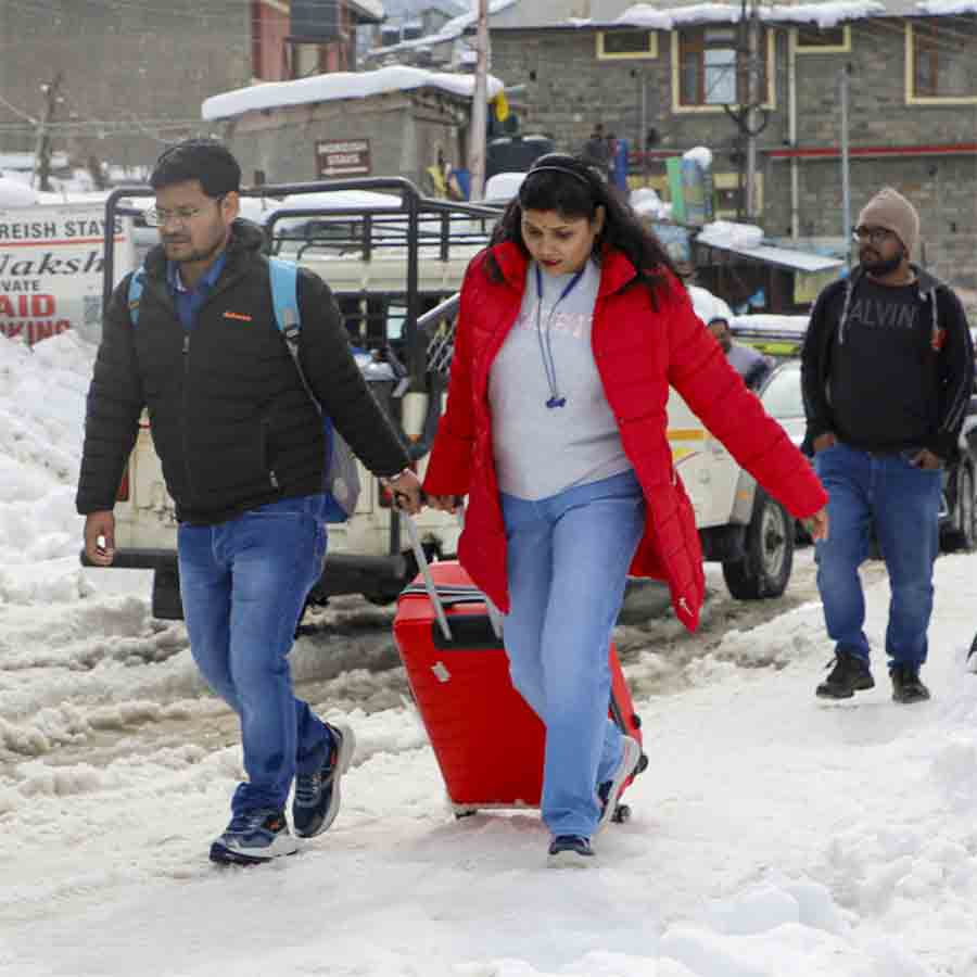 Tourists are stranded in Manali after heavy snowfall, rain forecast dgtl