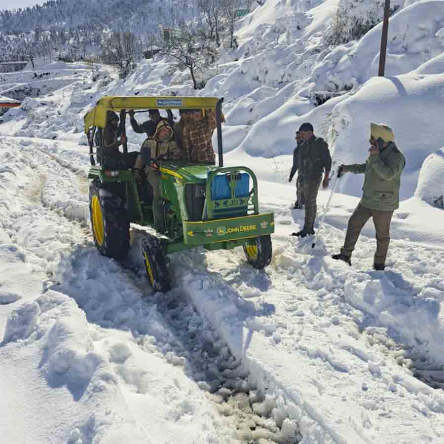 জম্মু-কাশ্মীরের রাজৌরিতে চলছে নজরদারি।