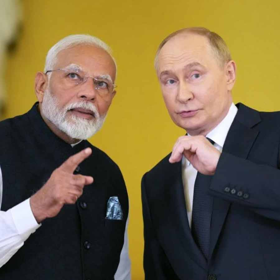 (বাঁ দিকে) নরেন্দ্র মোদী এবং ভ্লাদিমির পুতিন (ডান দিকে)।
