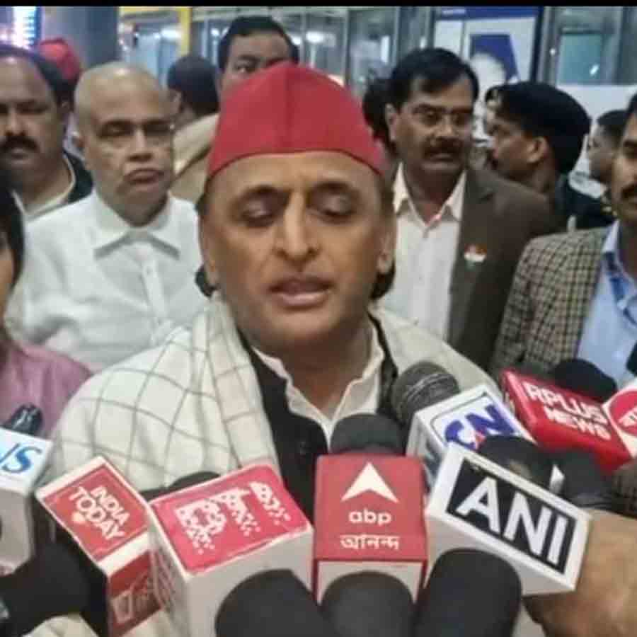 কলকাতায় সমাজবাদী পার্টির নেতা অখিলেশ যাদব ও তাঁর স্ত্রী ডিম্পল যাদব।