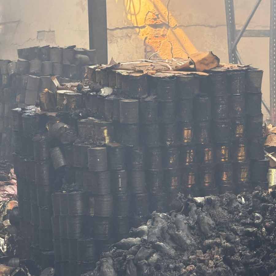 পোড়া গুদামে এখনও রাখা সারি সারি মিষ্টির কৌটো।