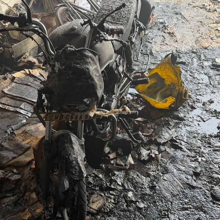 পুড়ে গিয়েছে বাইরে পার্ক করে রাখা বাইকও।