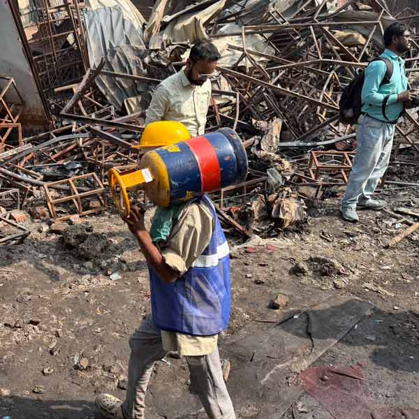 ধ্বংসস্তূপ সরাতে ঘটনাস্থলে পুরসভার কর্মীরা।
