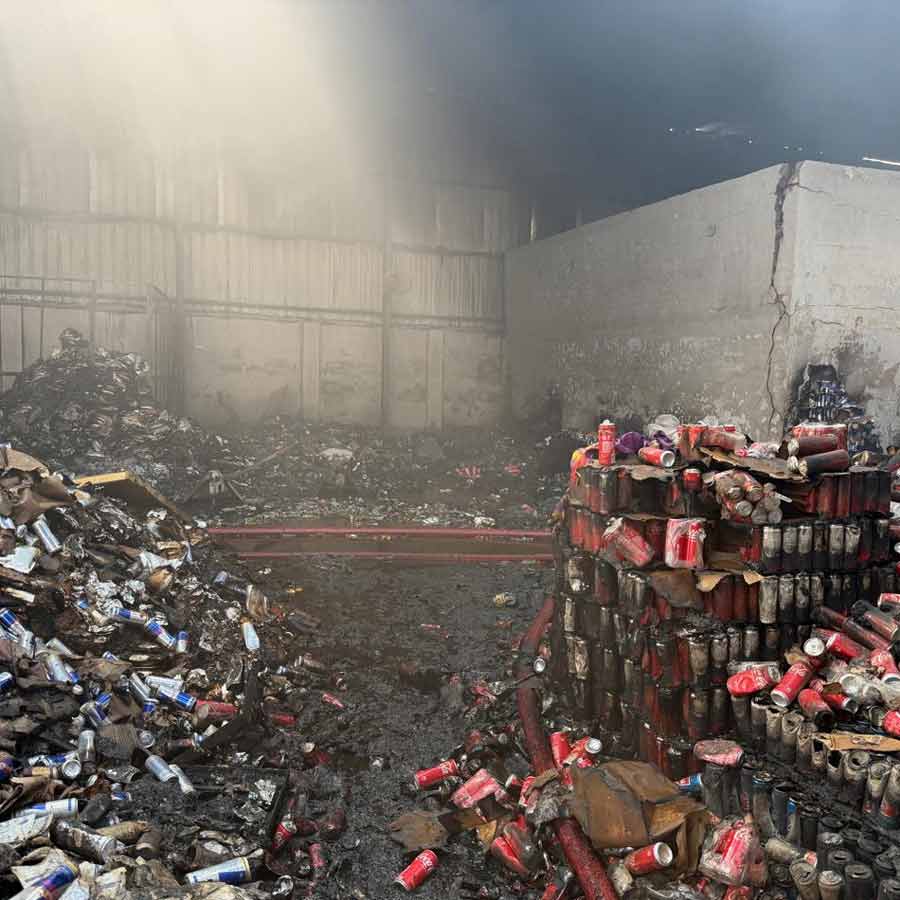 পুড়ে ছাই হয়ে গিয়েছে খাবারের প্যাকেট, নরম পানীয়ের ক্যান।