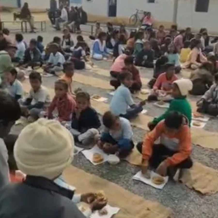 মধ্যপ্রদেশের সরকারি স্কুলে পড়ুয়াদের বইয়ের ছেঁড়া পাতায় খেতে দেওয়া হয়েছে। ছবি: সংগৃহীত।