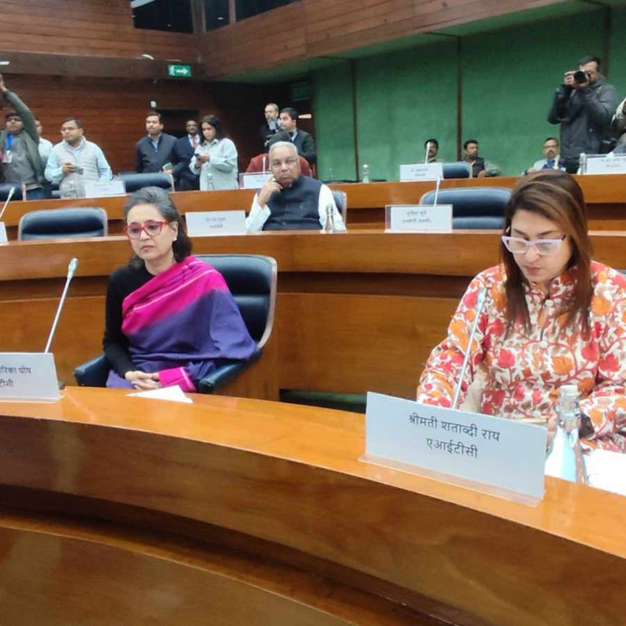 মঙ্গলবার সর্বদল বৈঠকে (বাঁ দিকে) সাগরিকা ঘোষ, শতাব্দী রায় (ডান দিকে)।