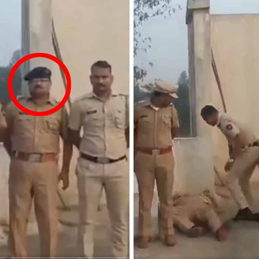 সহকর্মীদের সঙ্গে সারিবদ্ধ হয়ে দাঁড়িয়ে থাকার পরেই পড়ে যান মহারাষ্ট্র পুলিশের সাব-ইনস্পেক্টর মোহন যাদব।